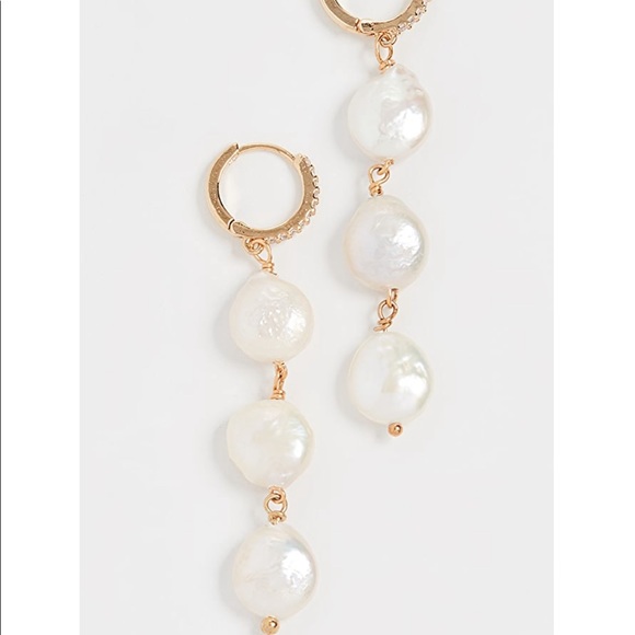 SHASHI
Aurora Earrings - Picture 5 of 6